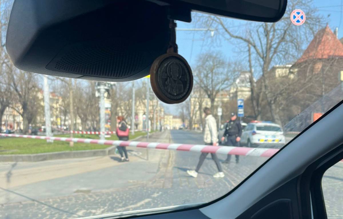 На проспекті Свободи у Львові виявили підозрілу сумку: рух перекрито (ОНОВЛЕНО)