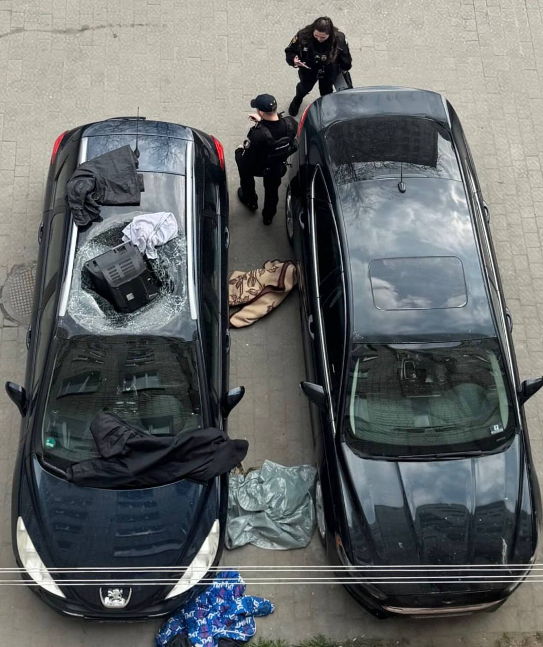 У Львові чоловік викинув телевізор з шостого поверху: як наслідок – пошкоджене авто