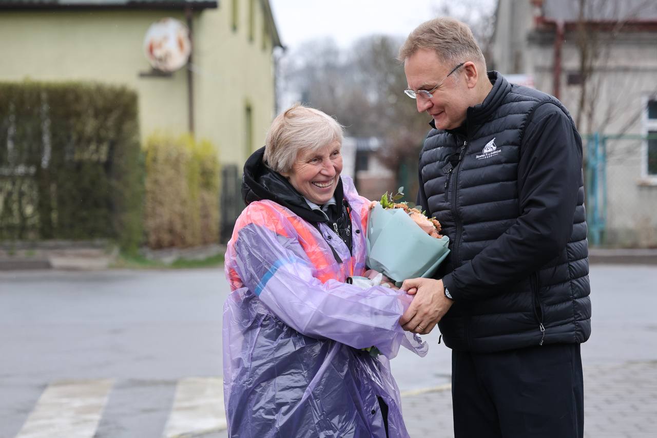 Свій виграш віддає на ЗСУ: у Львові визначили переможницю конкурсу “Найкращий двірник-2026”