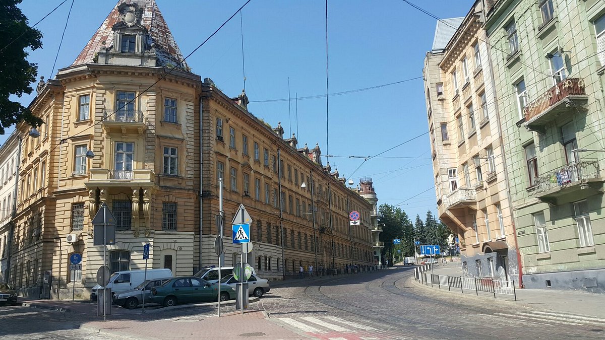 Вулиця Коперника у центрі Львова досі перекрита: як курсує громадський транспорт