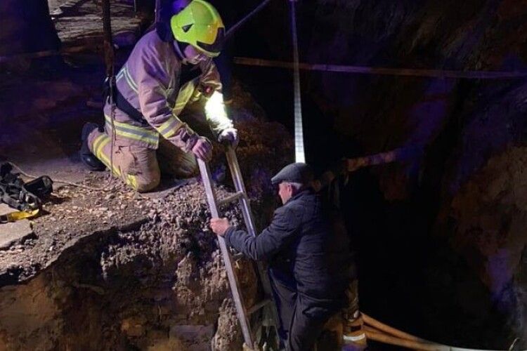 У Львові чоловік впав у триметрову яму: рятувальники проводили спецоперацію