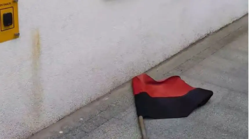 Поліцейські проводять перевірку за фактом пошкодження флагштока прапора червоно-чорного кольору