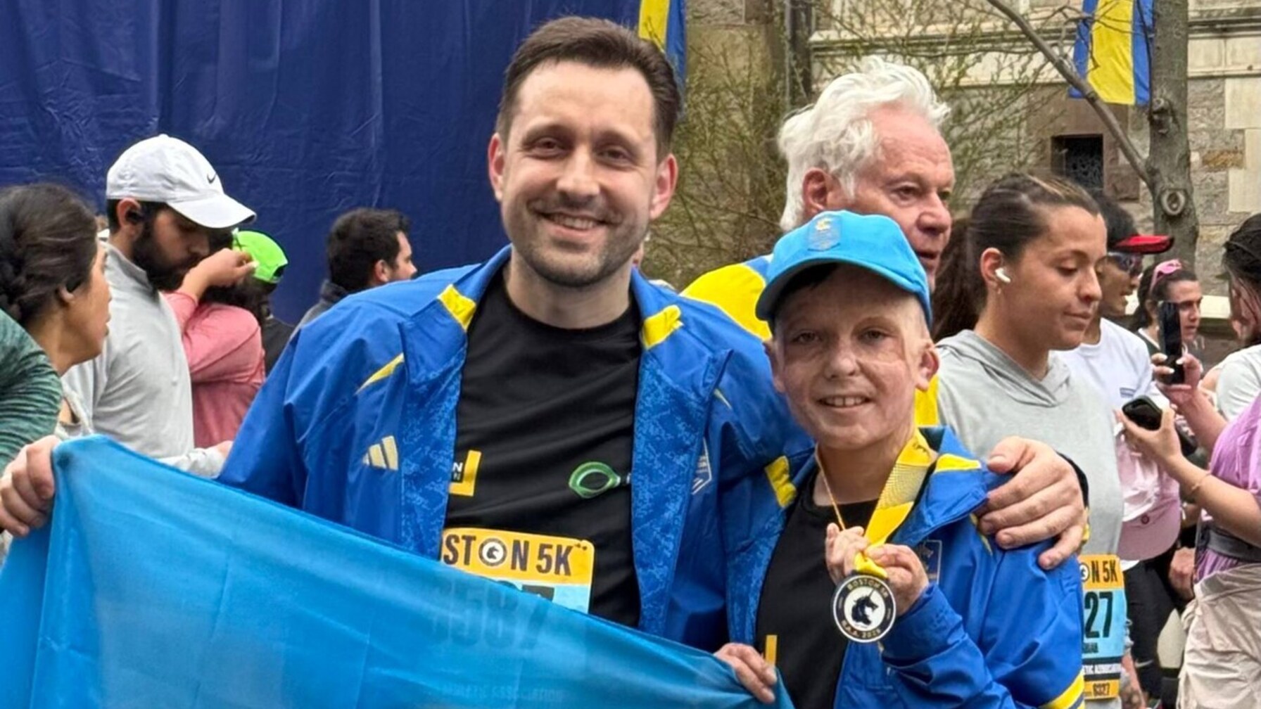 11-річний хлопчик, який вижив після ракетного удару, подолав 5 км на Бостонському марафоні