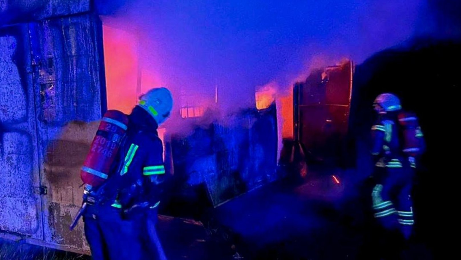 У Львові горів металевий вагончик: постраждала жінка