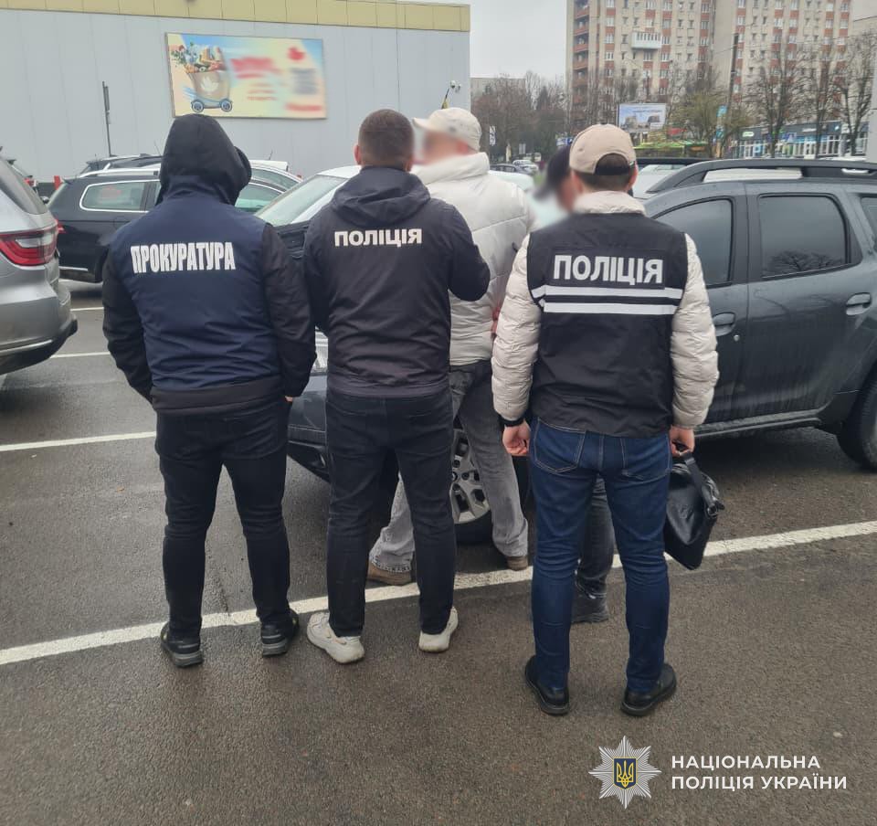«Бронювання» за 10 тисяч доларів: у Львові викрили схему виїзду за кордон