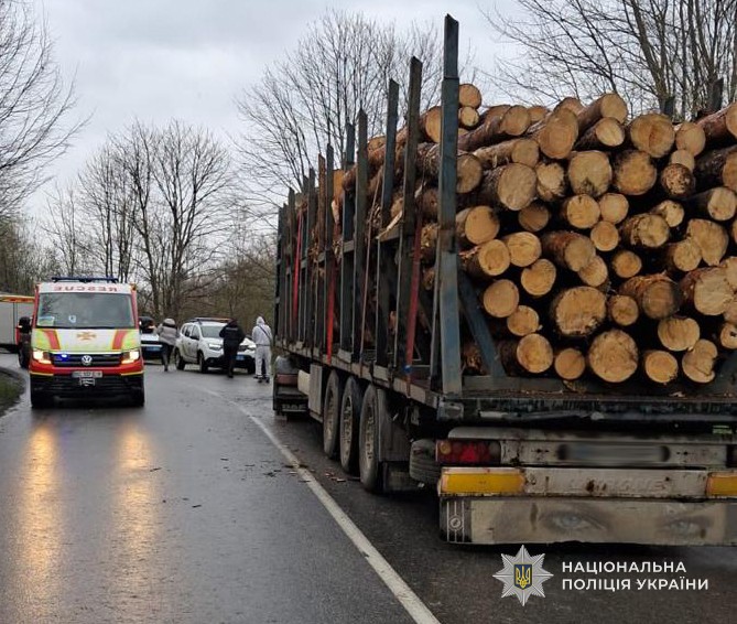 Троє травмованих у ДТП на Золочівщині: зіткнулися мікроавтобус і вантажівка