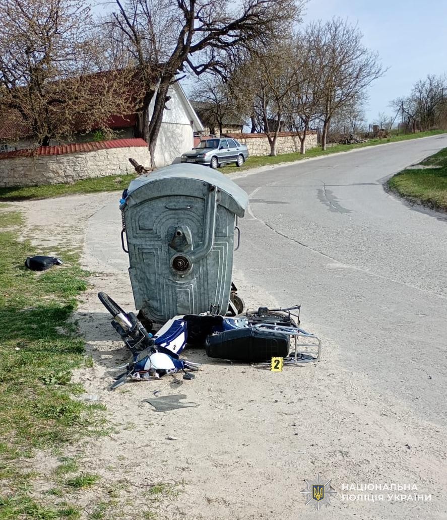 На Стрийщині 67-річний скутерист загинув через зіткнення зі сміттєвим баком