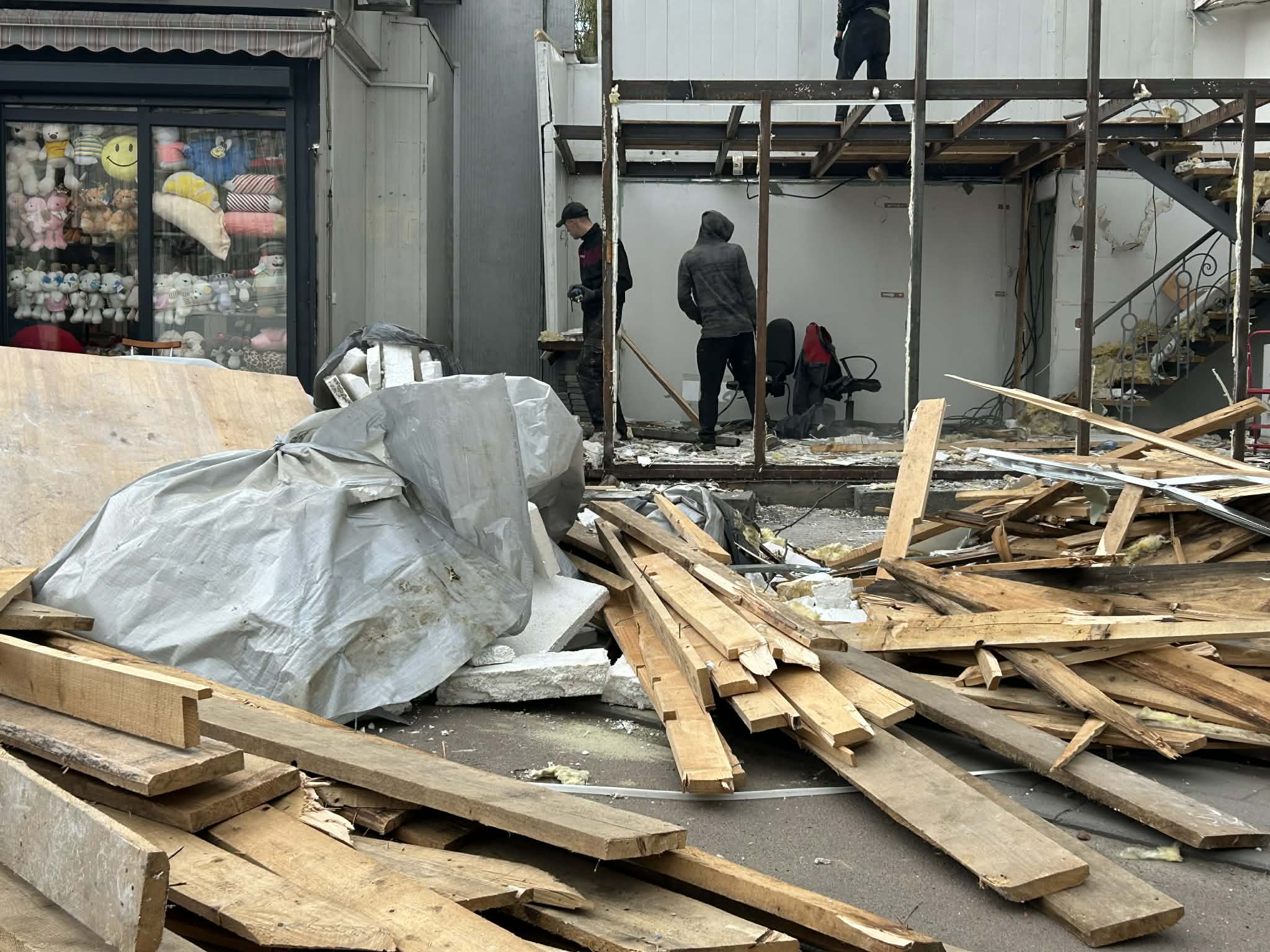 “Тут буде парк”: у Львові демонтують кіоски біля колишнього ринку “Добробут”