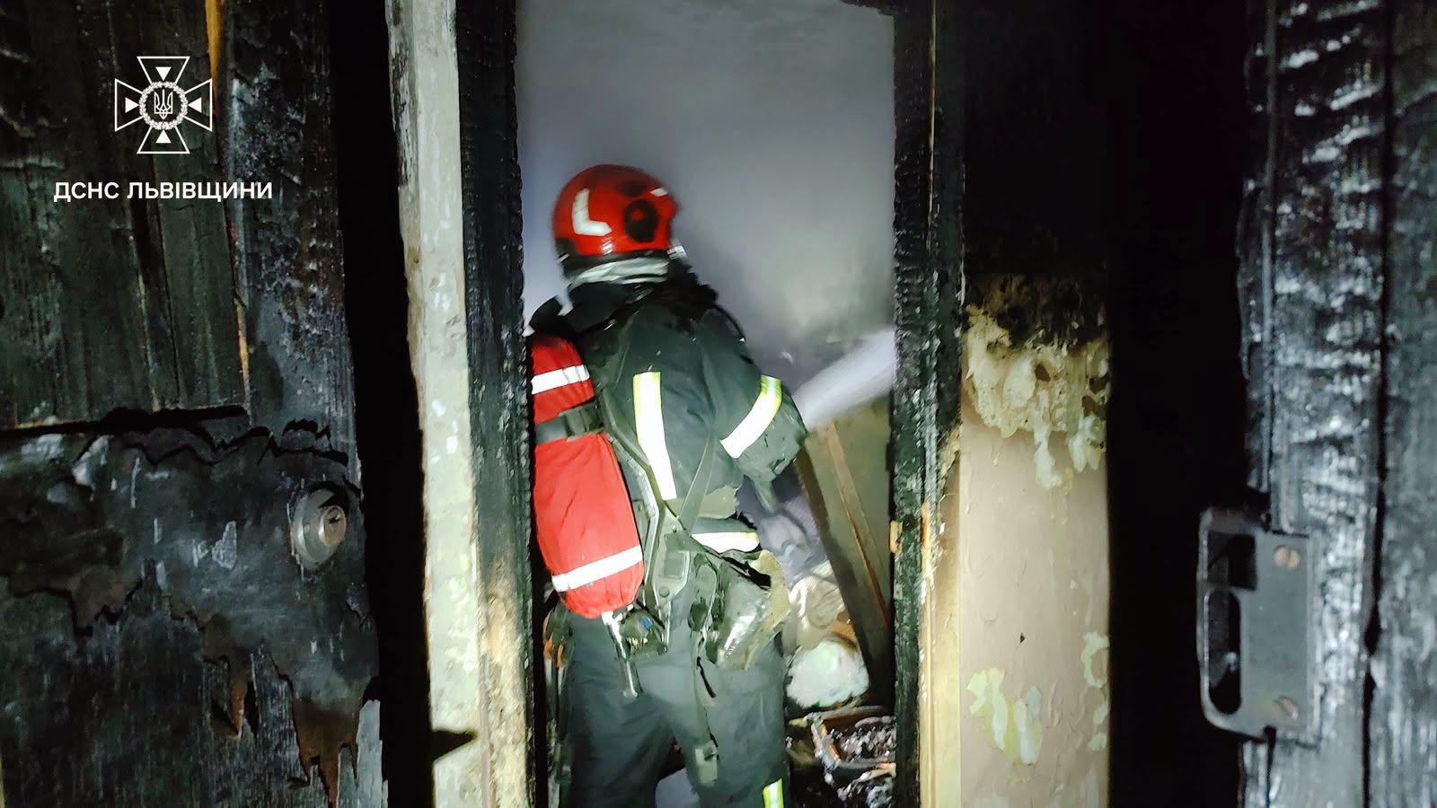 Під час нічної пожежі на Головатого врятували вісьмох людей