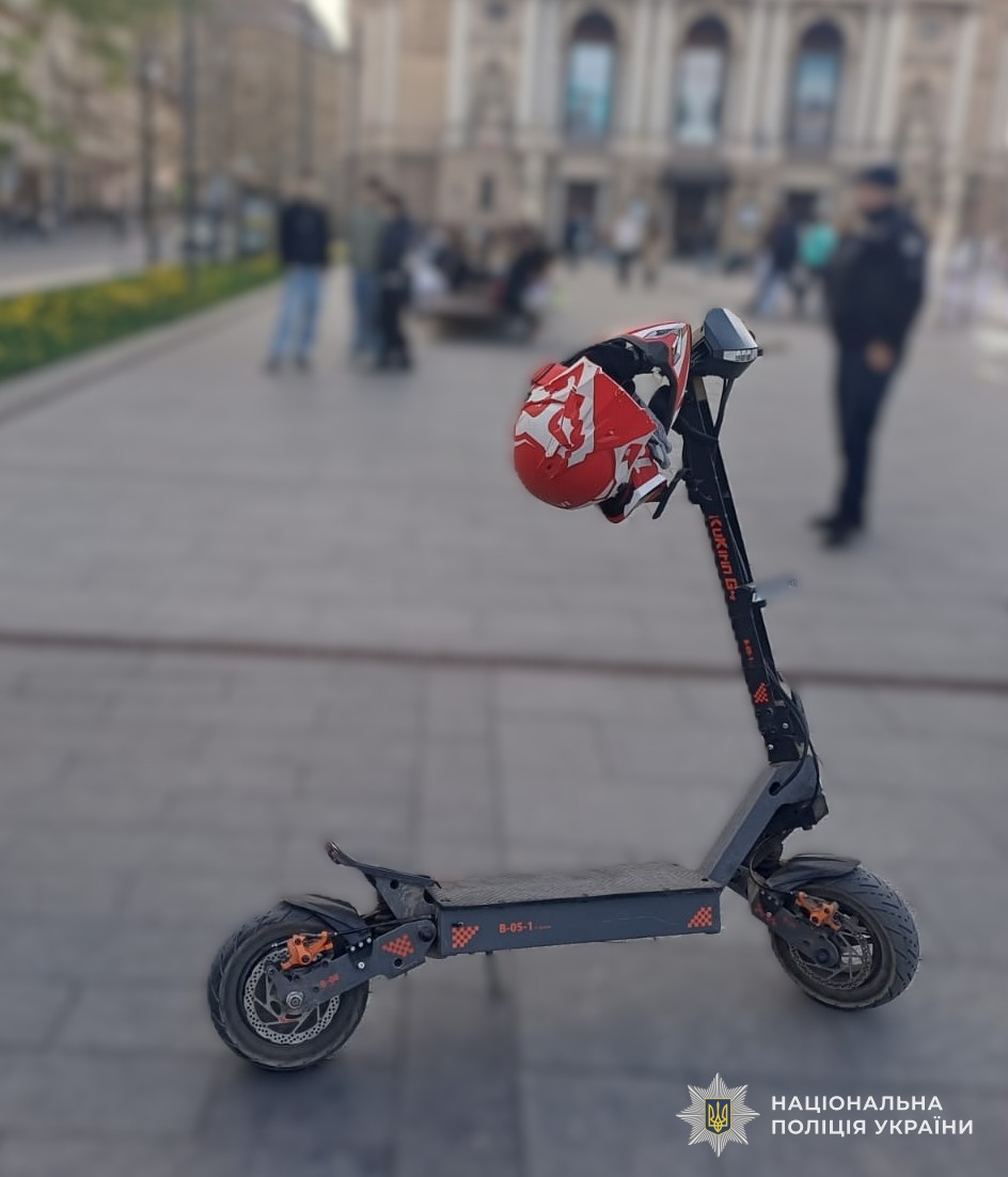 У центрі Львова 14-річний підліток на електросамокаті збив дворічну дитину