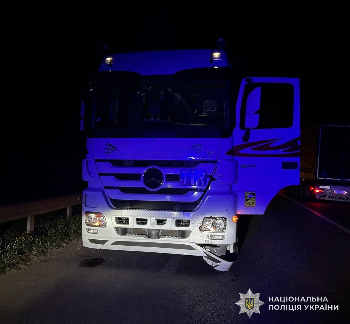 Нічна ДТП на Золочівщині: мотоцикліст і пасажир у лікарні після зіткнення з вантажівкою