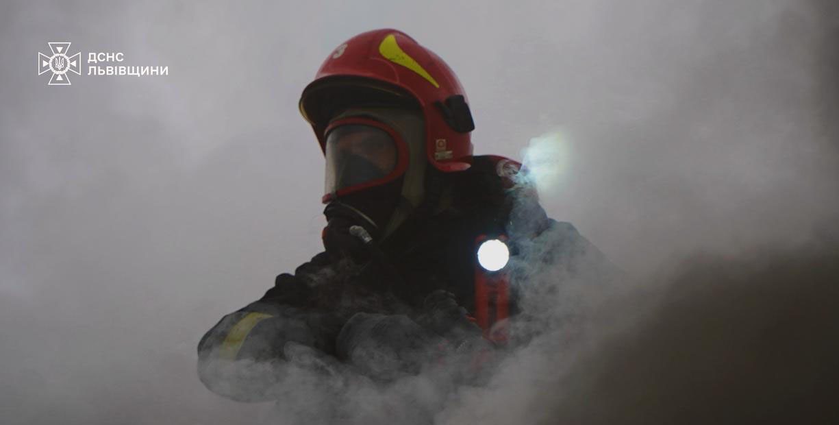 Нічна пожежа у Самборі: чоловіка з опіками госпіталізували