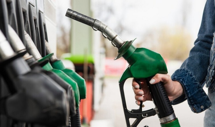 На українських АЗС знизились ціни на дизпальне та бензин
