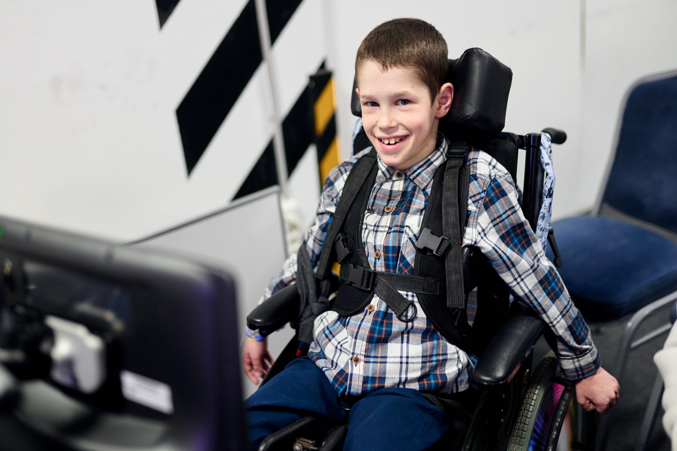 «Я хочу, щоб мене чули»: історія блогера Дениса, який спілкується зі світом за допомогою айтрекера