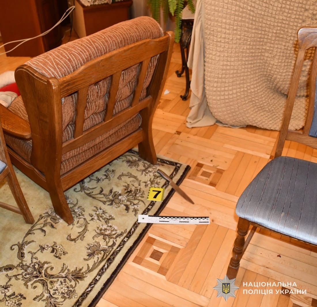 Чоловік убив двох родичів та намагався вчинити самогубство: поліція проводить слідство