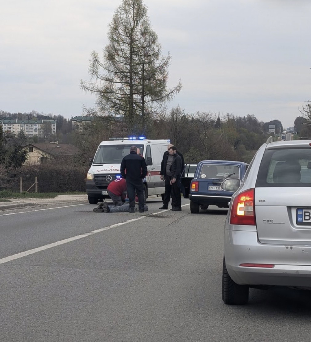 Поблизу Львова водій ВАЗ збив 60-річного пішохода: рух ускладнений