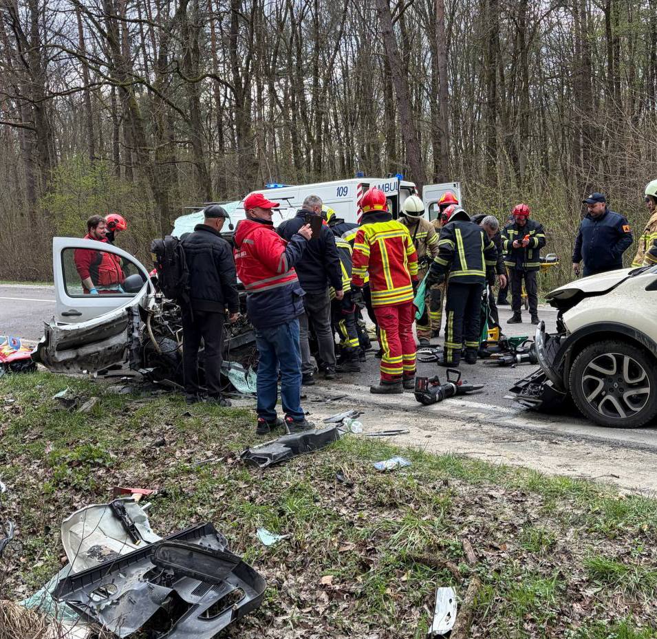 Серйозна ДТП за участі трьох автомобілів біля Лапаївки: є постраждалі