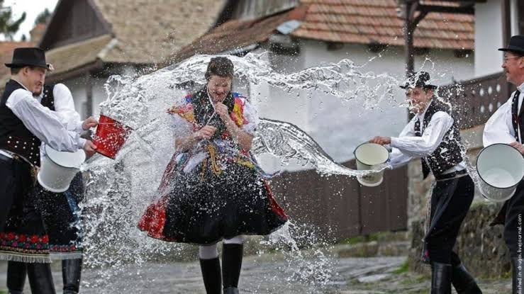 Чому українці обливаються водою після Великодня: значення та цікаві факти про Поливаний понеділок