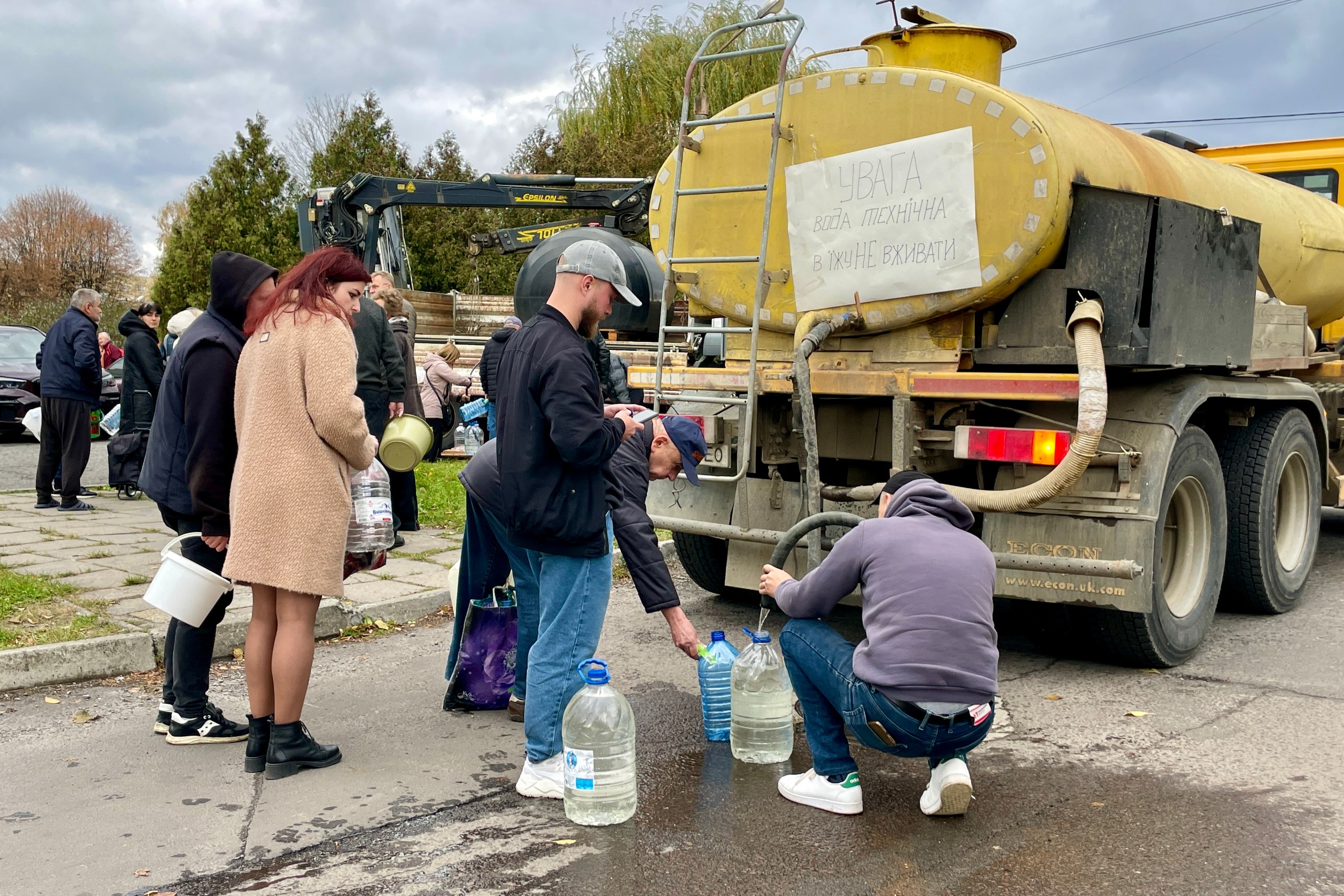 Завтра частина Сихівського та Личаківського районів будуть без водопостачання: для мешканців організують підвіз води