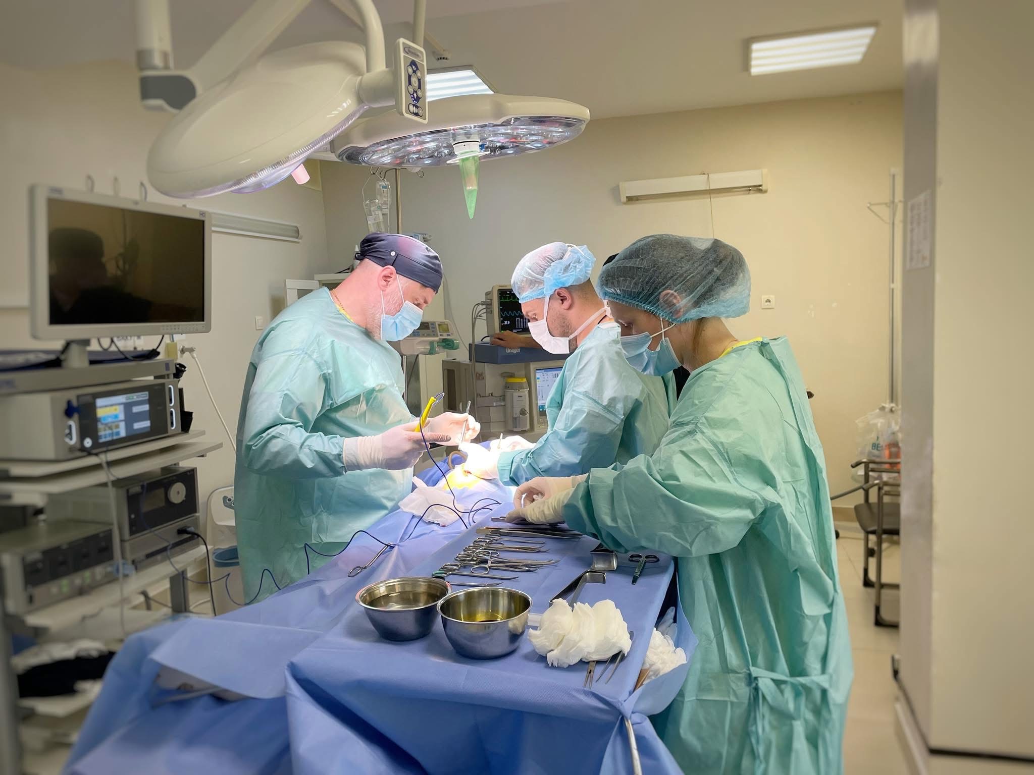 35-сантиметровий клубок волосся в шлунку: львівські лікарі врятували 13-річну дівчинку із рідкісним синдромом