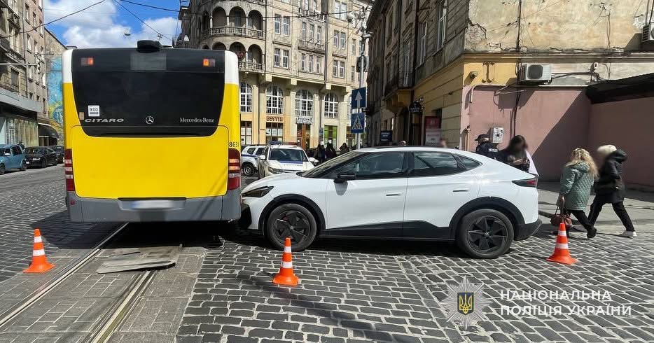 У Львові водійка електрокара збила 17-річну дівчину та врізалась в автобус