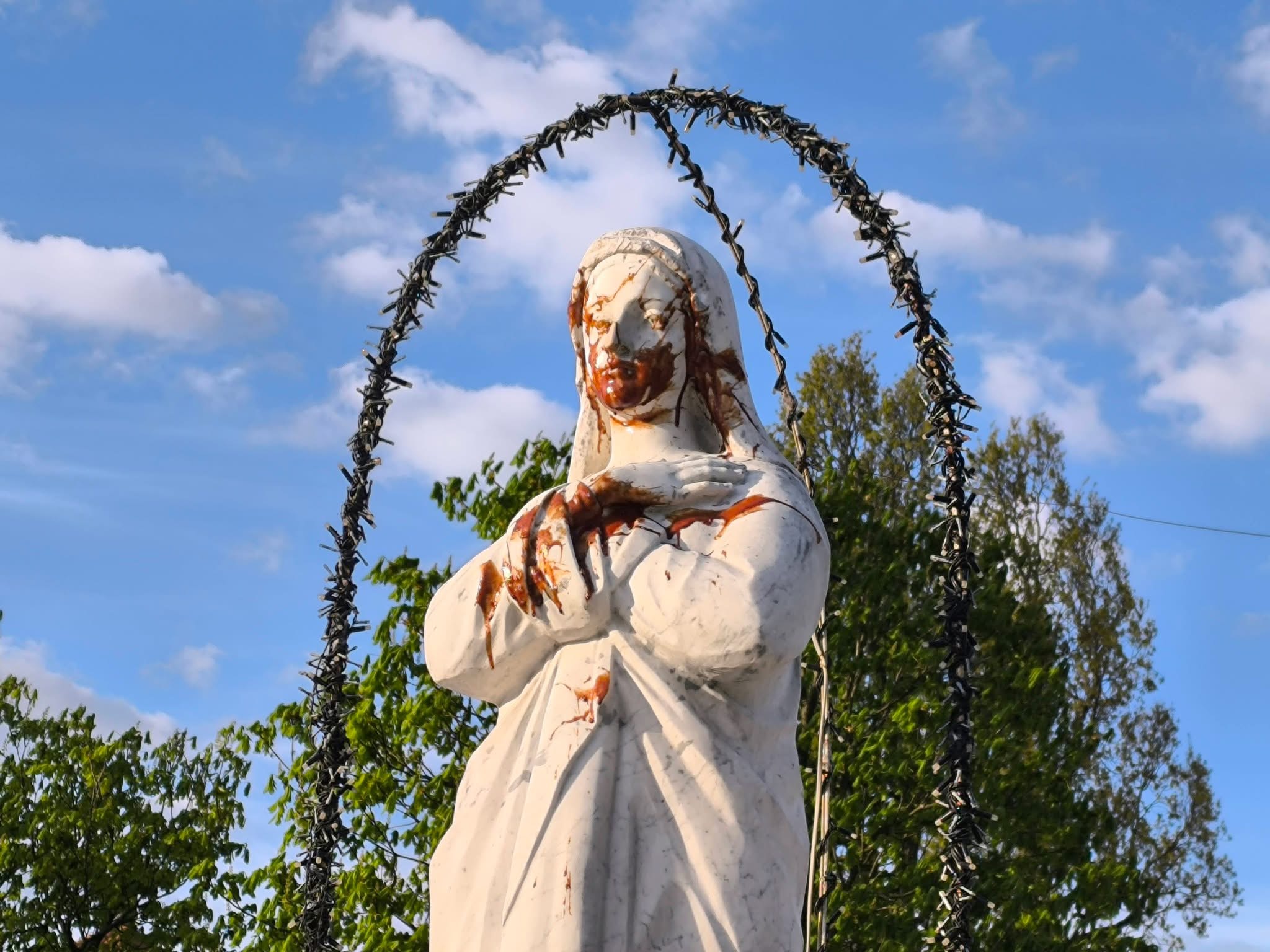 Акт вандалізму у Жовкві: фігуру Матері Божої облили невідомою речовиною