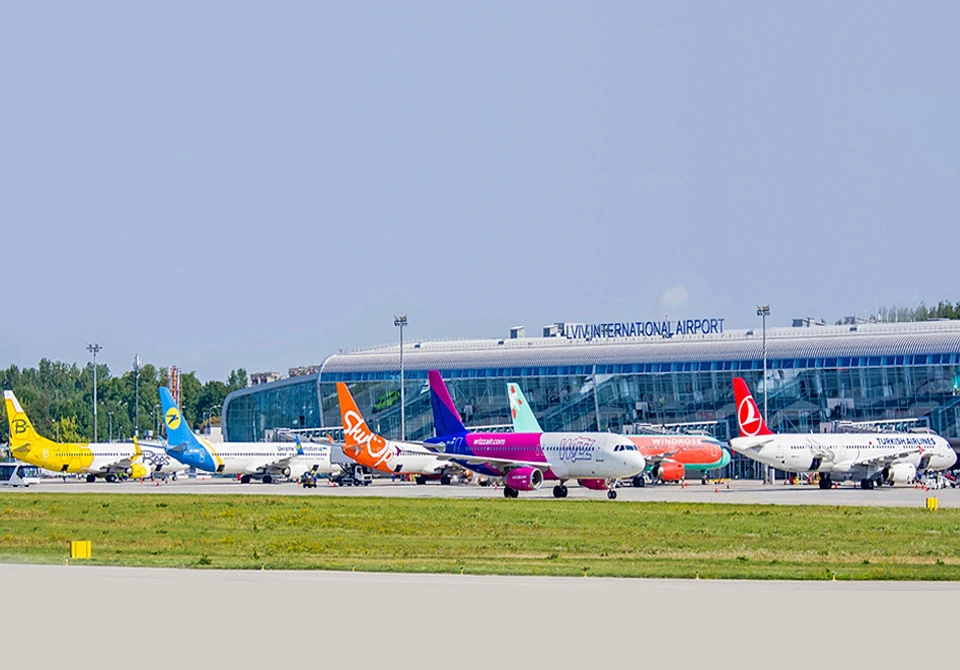 СБУ затримала підлітка за зйомку та розповсюдження фото літаків у львівському аеропорту