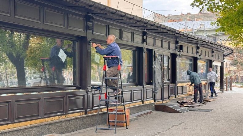 В центрі Львова демонтовують скандальні літні майданчики