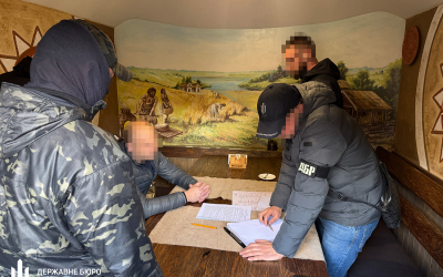 100 тисяч доларів хабаря: посадовця Укрзалізниці затримали під час отримання коштів