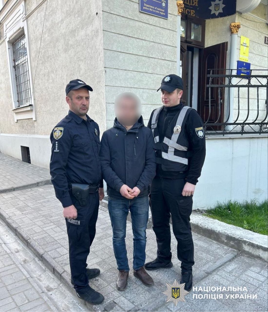 Поліція знайшла хулігана, який облив кетчупом скульптуру Богородиці в Жовкві