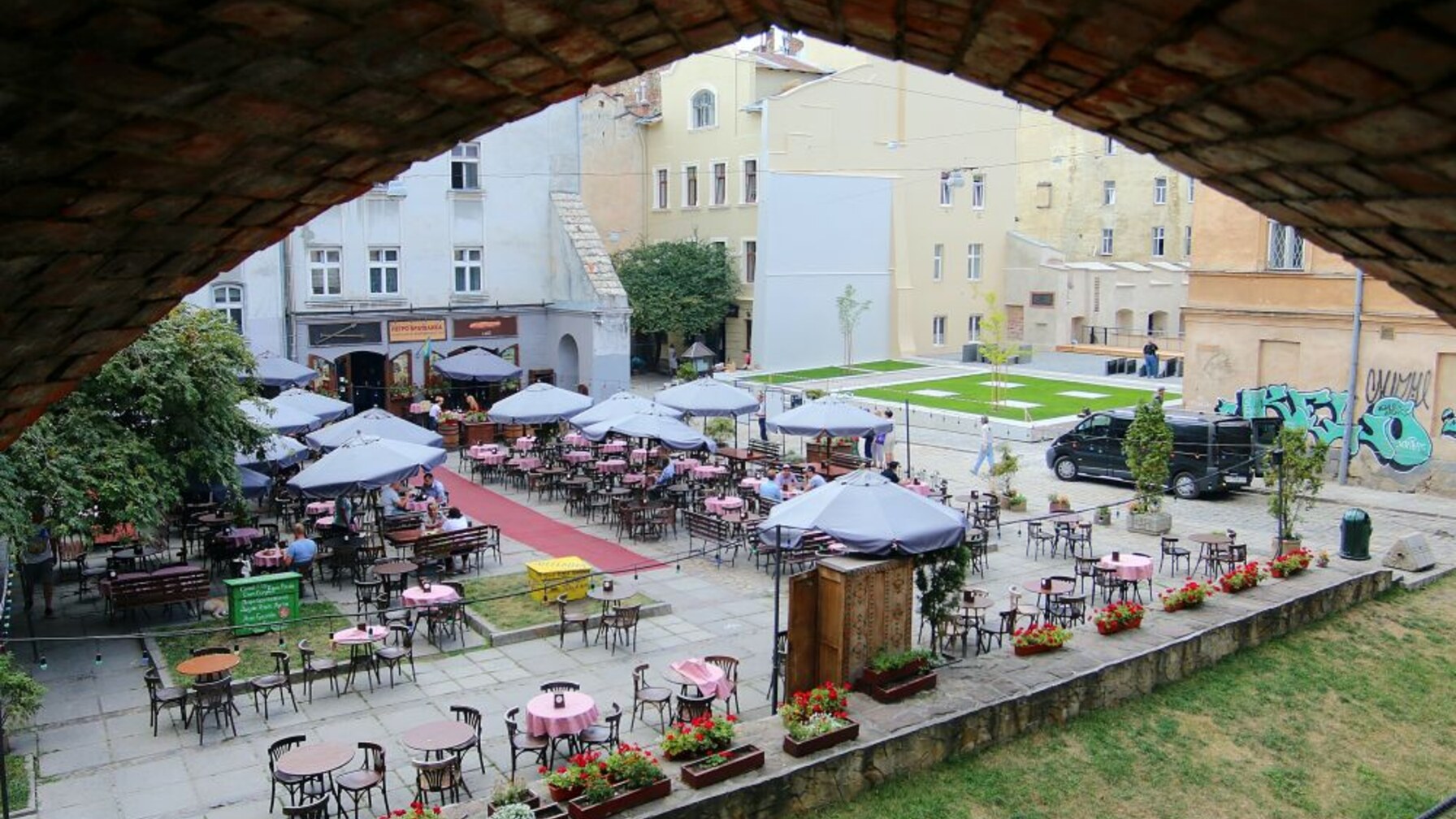 Понад 400 літніх майданчиків вже працюють у Львові: локації