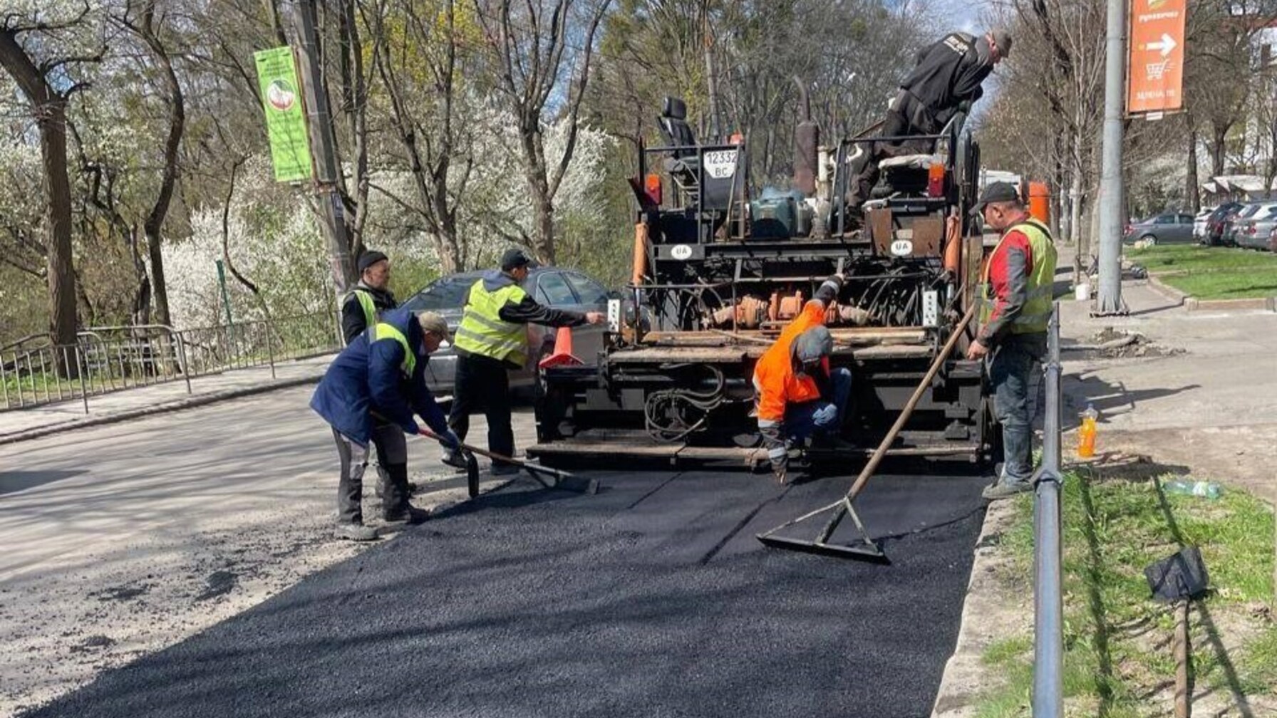 На одній з вулиць Львова ремонтують дорожнє покриття: проїзд транспорту частково ускладнений
