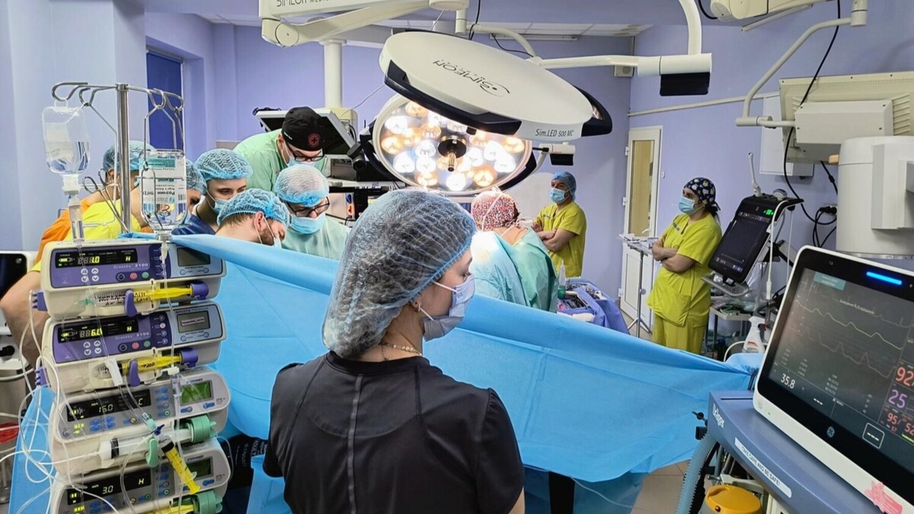 У Львові 13-річній дівчинці пересадили нирку від тата і печінку від мами