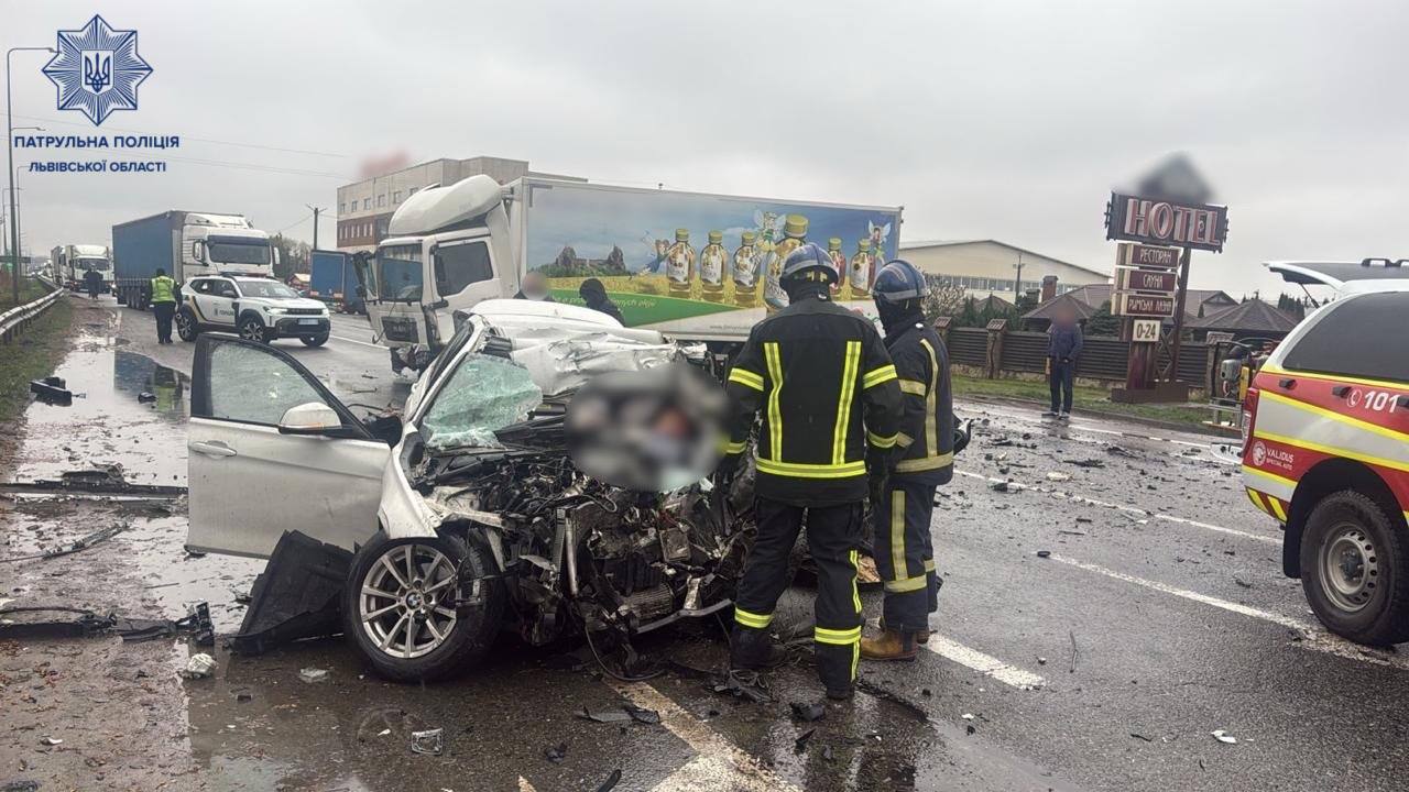 Серйозна аварія біля Львова: дорога повністю перекрита (ОНОВЛЕНО)