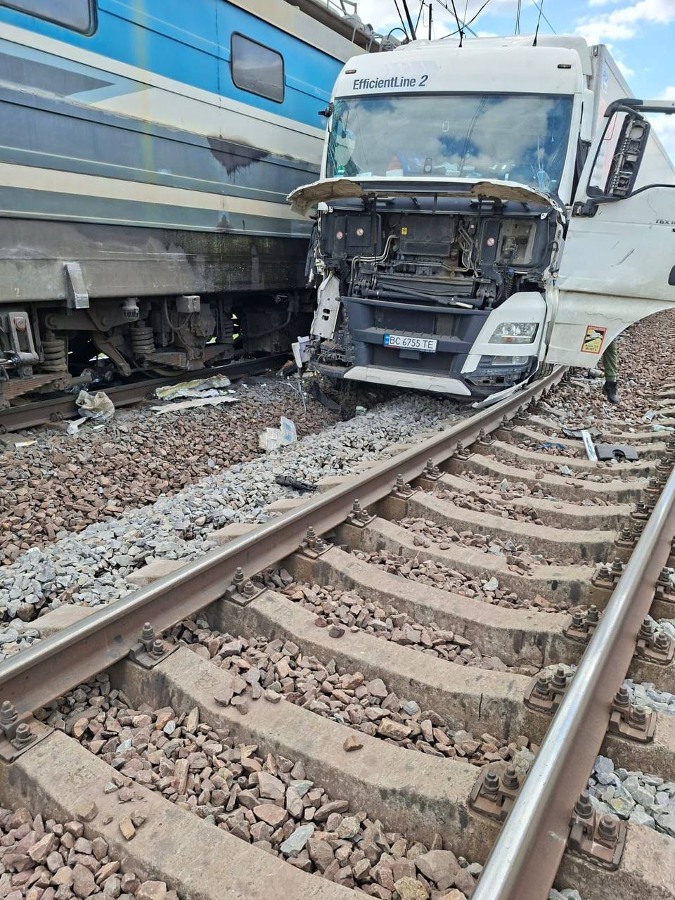 На Львівщині вантажівка зіткнулася з поїздом: водій проігнорував сигналізацію і втік