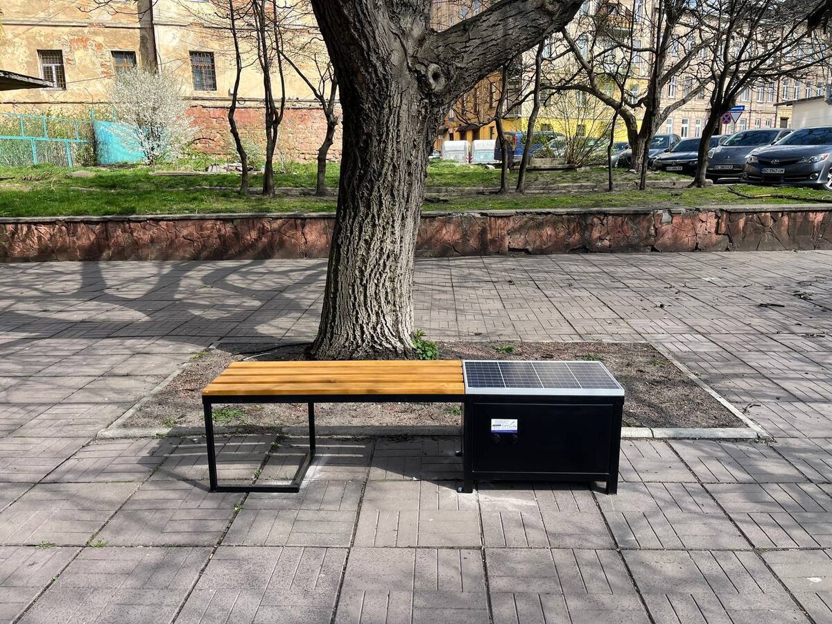 У Львові з’явилися лавки з сонячними батареями: де їх знайти