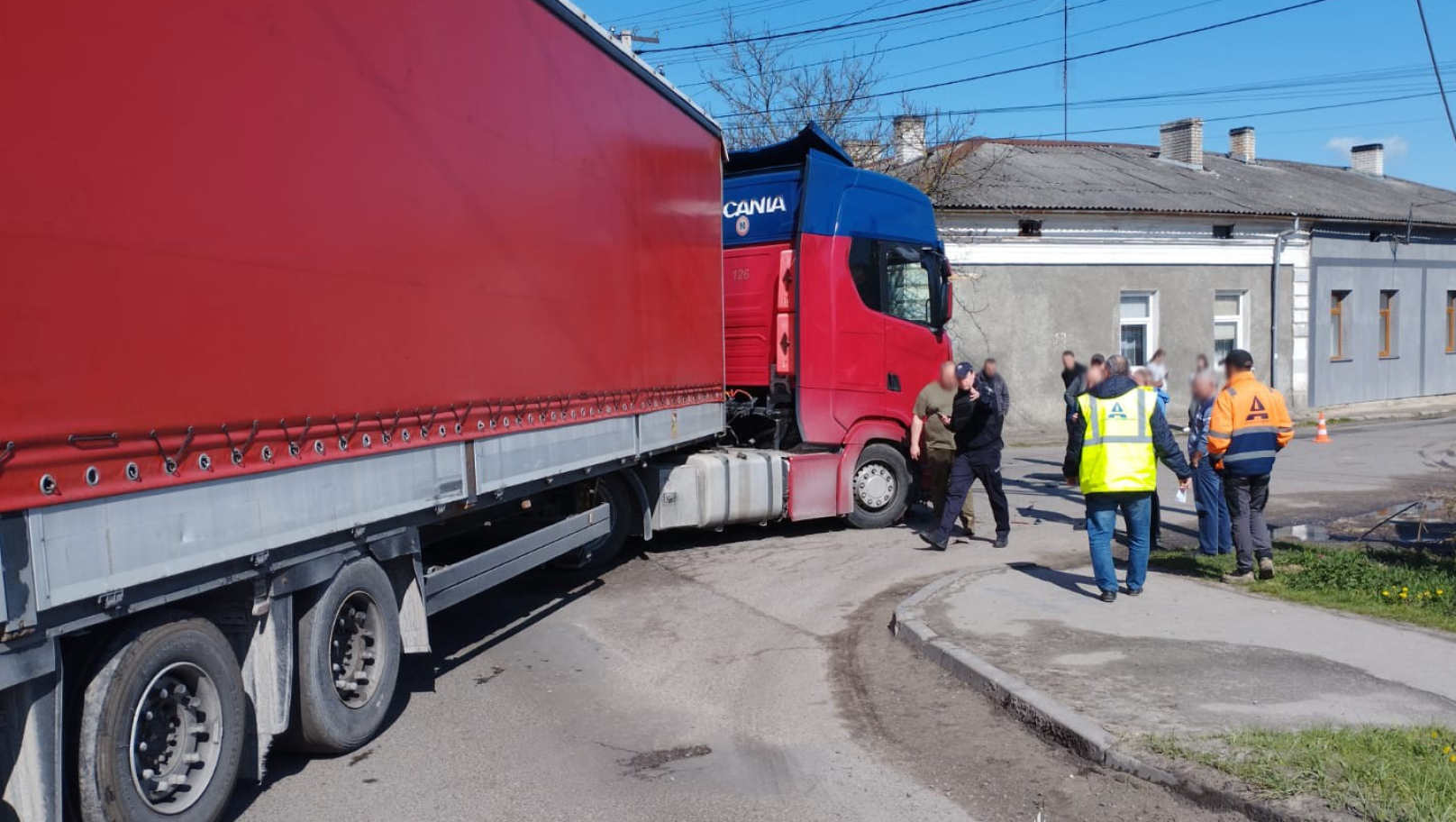 Внаслідок ДТП із вантажівкою до лікарні потрапило двоє людей, серед яких – неповнолітній
