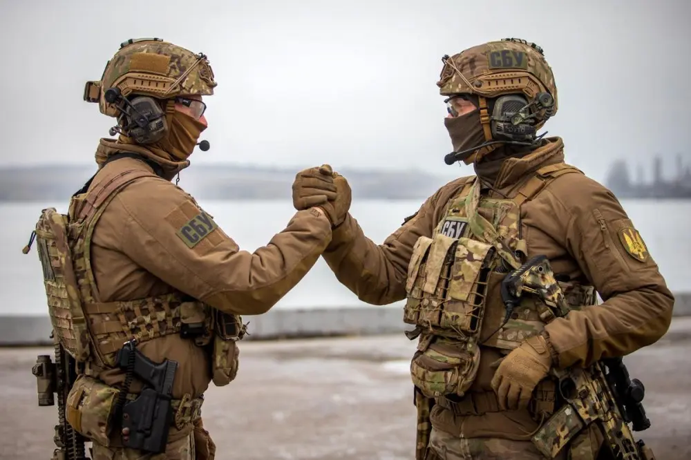 СБУ назвала номер, куди повідомляти про підозрілі «пропозиції»