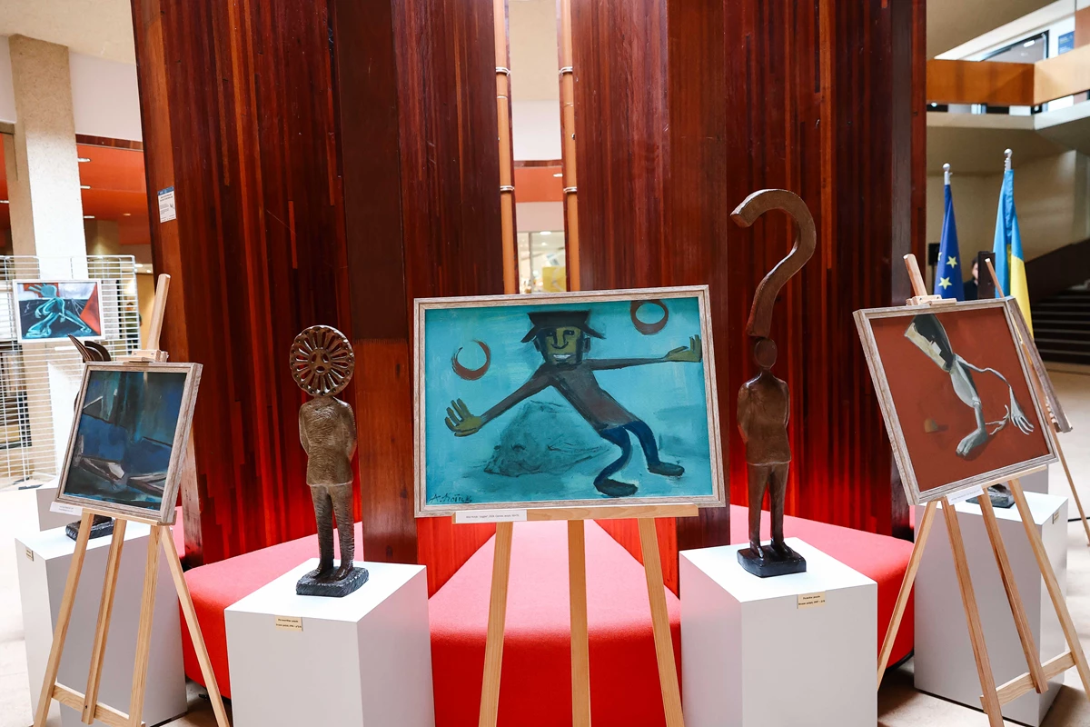 «When the Sky is Silent»: у Раді Європи презентували виставку львівського художника