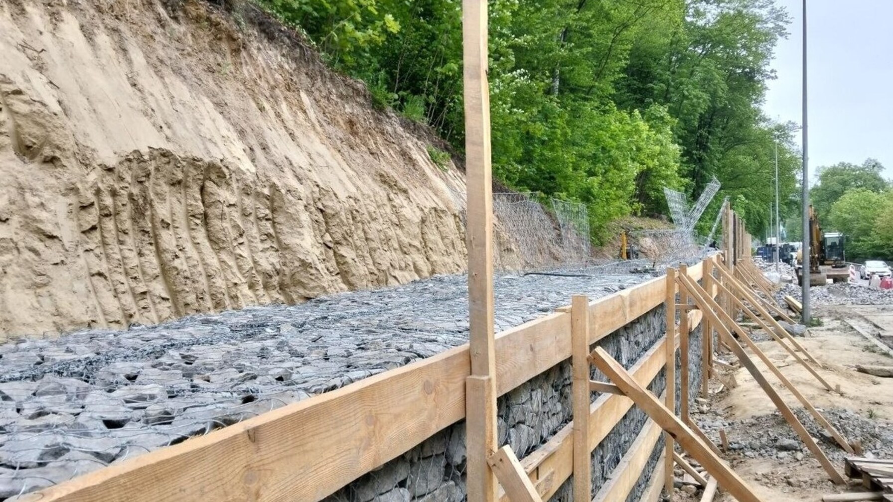 На в’їзді до Львова триває укріплення схилу: виконано вже 40% робіт
