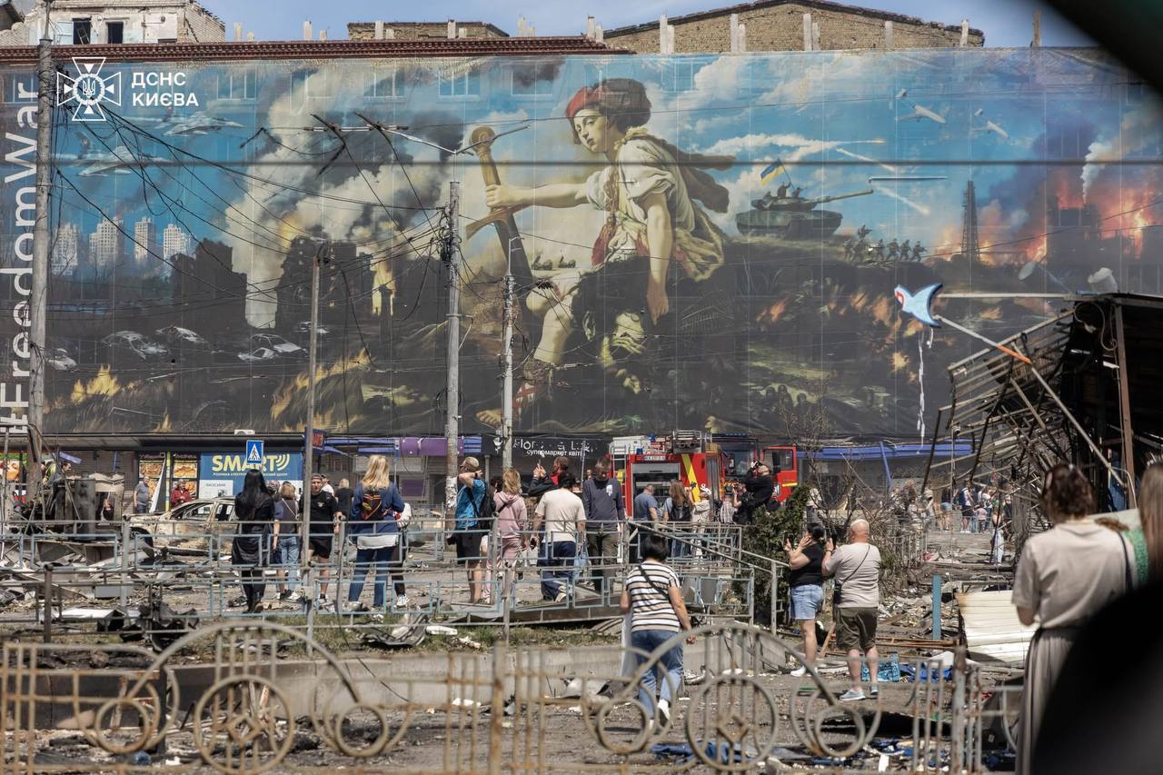 «Вчора хотіли закриватися, а сьогодні знову варимо каву»: підприємці про наслідки атаки на Київ
