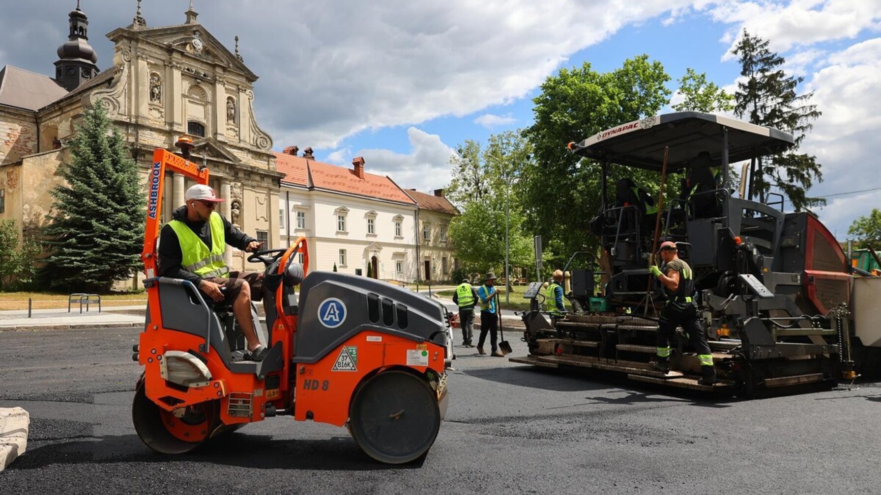 На вулиці Винниченка працює спецтехніка: проїзд перекрито