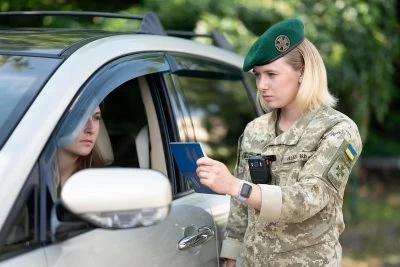 Жінкам на держслужбі дозволили вільно перетинати кордон
