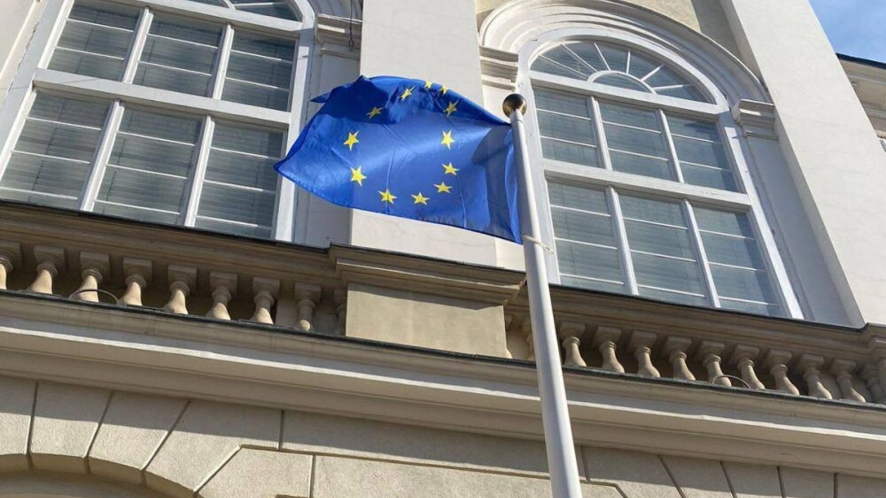 На площі Ринок підняли прапор Європейського Союзу