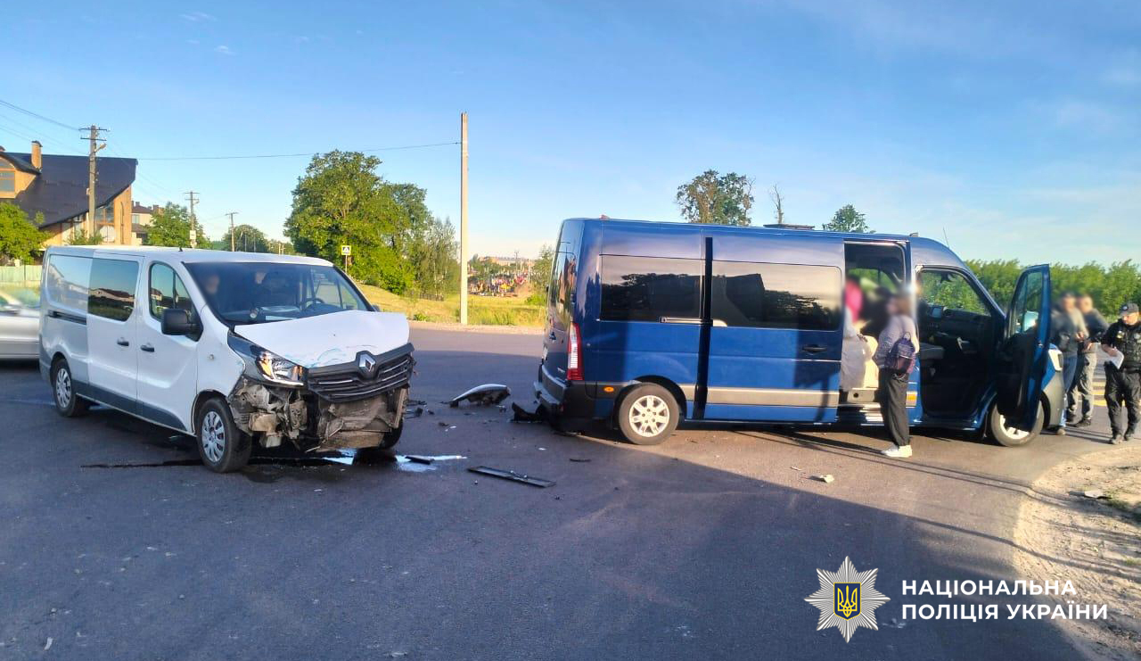 У Жовкві зіткнулися два мікроавтобуси: постраждала жінка