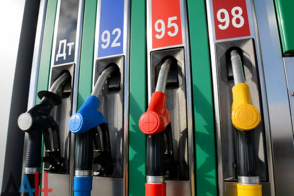 російський бюджет тріщить, а НПЗ палають: коли в Україні подешевшає пальне?