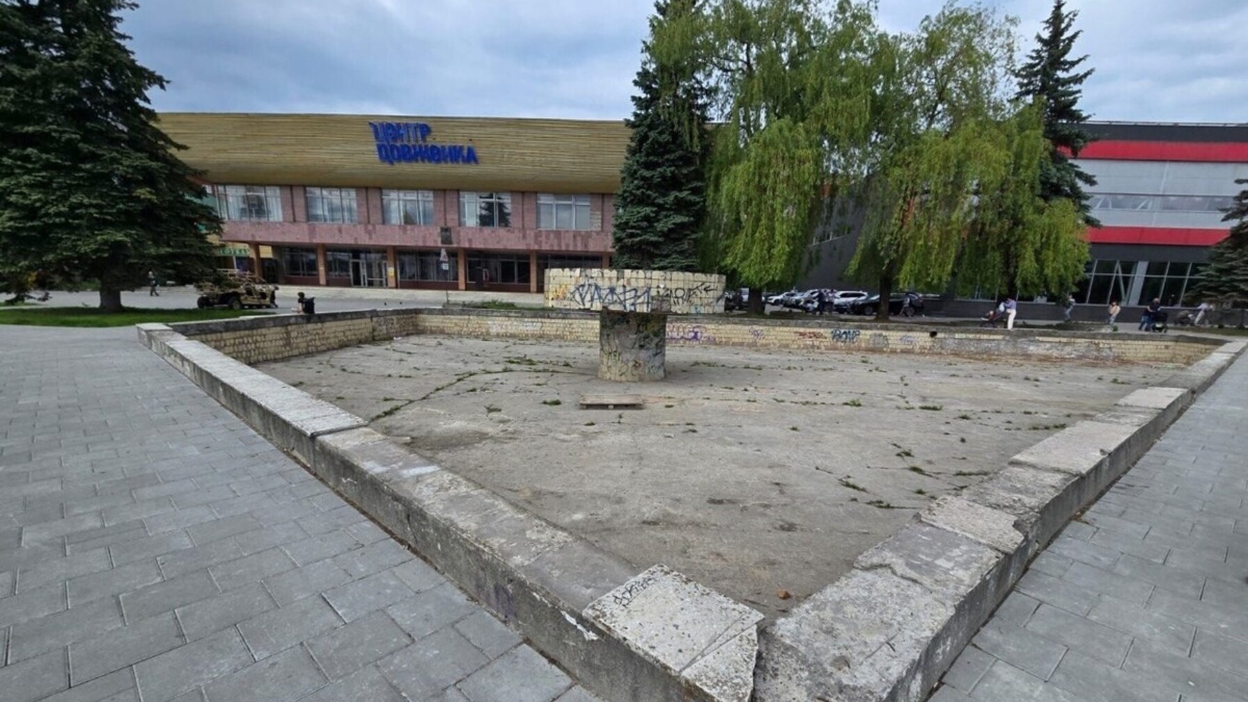Площа біля Центру Довженка зміниться: місто запускає “тимчасове оновлення”