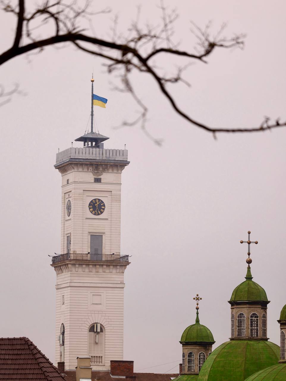 На Львівській Ратуші сьогодні приспущено державний прапор на знак скорботи за загиблими у Києві