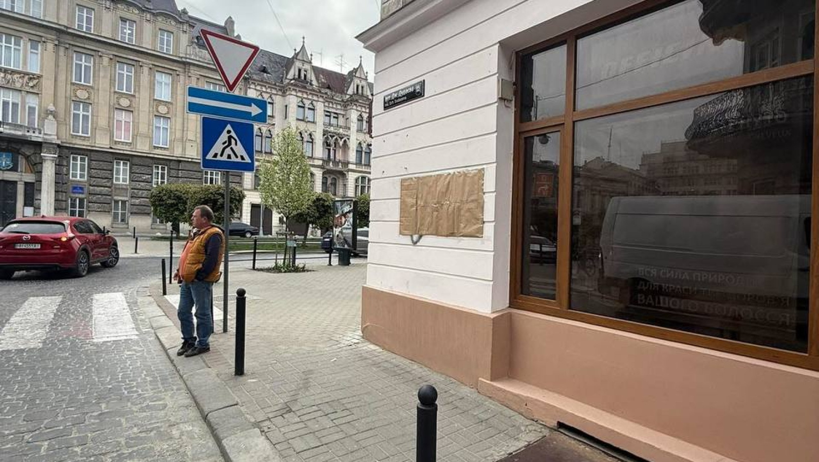 Встановили лише 10 днів тому: у Львові викрали меморіальну таблицю Джохару Дудаєву