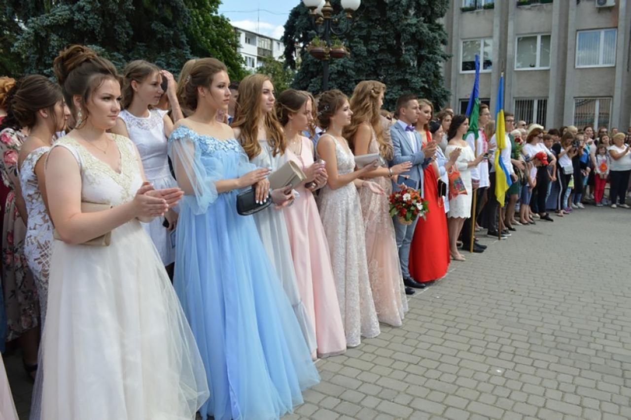 Від 12 до 18 тисяч лише за образ: журналісти підрахували вартість випускного у 2026 році у Львові